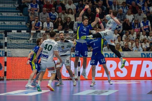 Elias Newel, backcourt, Frisch Auf Goeppingen 40 , Erik Persson, backcourt, Frisch Auf Goeppingen 22 , VfL Gummersbach vs Frisch Auf Goeppingen, Daikin Handball Bundesliga, Men , Matchday 30, 30 04 2026 Gummersbach NRW Germany Copyright: xkolbert-press MartinxWdziecznyx