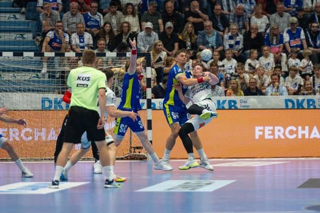 Erik Persson, back court, Frisch Auf Goeppingen 22 , Tom Kiesler, back court, VfL Gummersbach 30 , VfL Gummersbach vs Frisch Auf Goeppingen, Daikin Handball Bundesliga, Men , Matchday 30, 30 04 2026 Gummersbach NRW Germany Copyright: xkolbert-press MartinxWdziecznyx