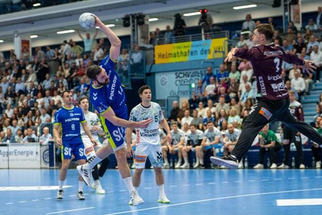 Teitur Oern Einarsson, Backcourt, VfL Gummersbach 14 , Julian Buchele, Goalkeeper, Frisch Auf Goeppingen 1 , VfL Gummersbach vs Frisch Auf Goeppingen, Daikin Handball Bundesliga, Men , Matchday 30, 30 04 2026 Gummersbach NRW Germany Copyright: xkolbert-press MartinxWdziecznyx