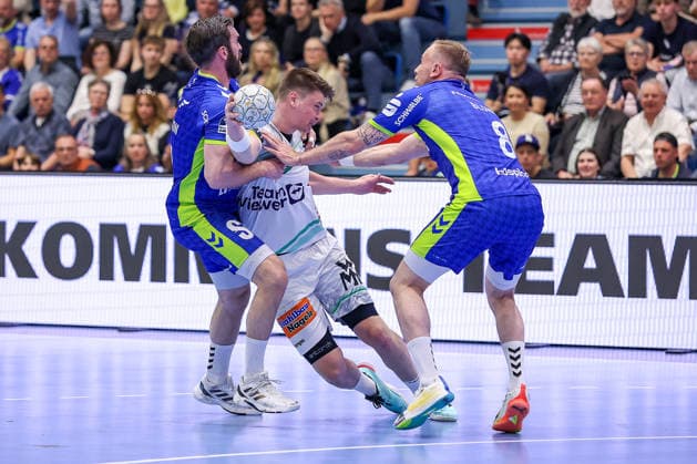 30 04 2026, Handball, 1 HBL, VfL Gummersbach Frisch Auf Göppingen, Season 2025 2026 Men, Schwalbe Arena Teitur Örn Einarsson VfL Gummersbach 14 Lukas Blohme VfL Gummersbach 08 defend against Oskar Sunnefeldt Frisch Auf Göppingen 27 North Rhine-Westphalia Germany