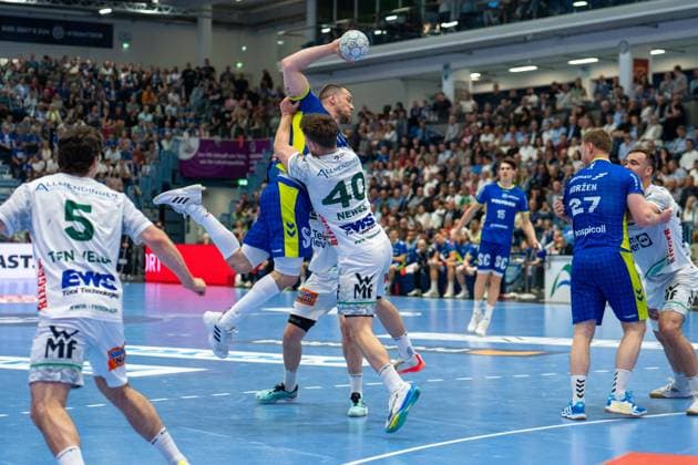 Kentin MahÃ , Backcourt, VfL Gummersbach 22 , Elias Newel, Backcourt, Frisch Auf Goeppingen 40 , VfL Gummersbach vs Frisch Auf Goeppingen, Daikin Handball Bundesliga, Men , Matchday 30, 30 04 2026 Gummersbach NRW Germany Copyright: xkolbert-press MartinxWdziecznyx