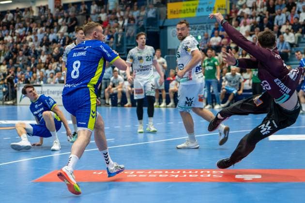 Lukas Blohme, Outside, VfL Gummersbach 8 , Julian Buchele, Goalkeeper, Frisch Auf Goeppingen 1 , VfL Gummersbach vs Frisch Auf Goeppingen, Daikin Handball Bundesliga, Men , Matchday 30, 30 04 2026 Gummersbach NRW Germany Copyright: xkolbert-press MartinxWdziecznyx