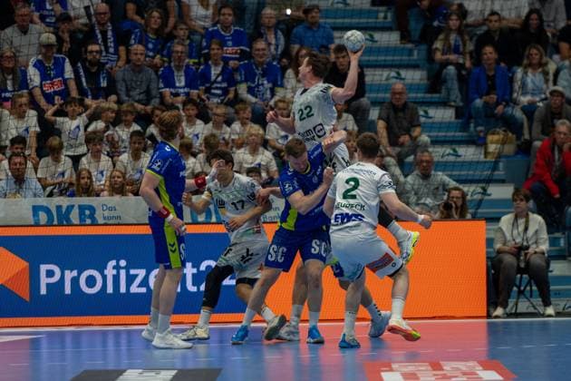 Erik Persson, back court, Frisch Auf Goeppingen 22 , Oskar Neudeck, back court, Frisch Auf Goeppingen 2 , VfL Gummersbach vs Frisch Auf Goeppingen, Daikin Handball Bundesliga, Men , Matchday 30, 30 04 2026 Gummersbach NRW Germany Copyright: xkolbert-press MartinxWdziecznyx