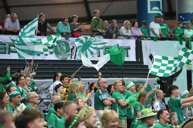 Handball DAIKIN HBL, SC DHfK Leipzig HC Erlangen 30 04 2026 Goal cheering in DHfK fan block with green and white flags, atmosphere handball, DAIKIN HBL, 1 Bundesliga, Season 2025 2026, 30 Matchday SC DHfK Leipzig vs HC Erlangen on 30 04 2026 at Quarterback Immobilien Arena Leipzig Copyright: xBEAUTIFULxSPORTS JanxKaeferx
