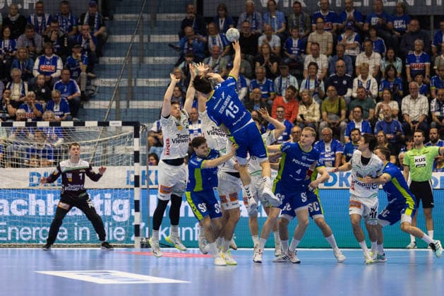 Miro Schluroff VfL Gummersbach, 15 scores a goal, Action, Goal throw GER, VfL Gummersbach vs FRISCH AUF Goeppingen, Handball, Bundesliga, Matchday 30, Season 2025 2026, 30 04 2026, GER, VfL Gummersbach vs FRISCH AUF Goeppingen, Handball, Bundesliga, Matchday 30, Season 2025 2026, 30 04 2026, Gummersbach Copyright: xEibnerxPressefoto OliverxSchmidtx EP_OST