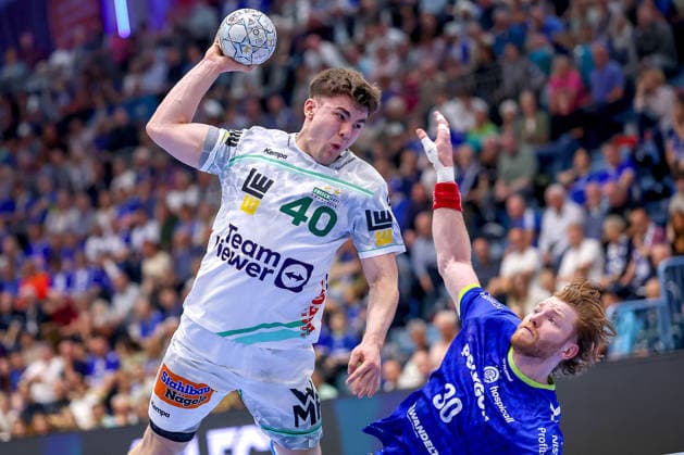 30 04 2026, Handball, 1 HBL, VfL Gummersbach Frisch Auf Göppingen, Season 2025 2026 Men, Schwalbe Arena Elias Newel Frisch Auf Göppingen 40 throws the ball on goal in a duel against Tom Kiesler VfL Gummersbach 30 North Rhine-Westphalia Germany