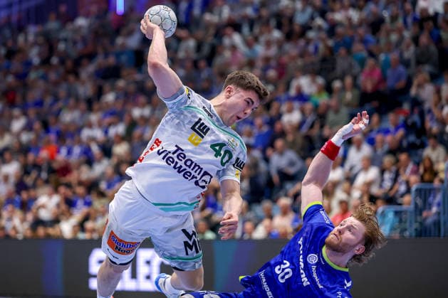 30 04 2026, Handball, 1 HBL, VfL Gummersbach Frisch Auf Göppingen, Season 2025 2026 Men, Schwalbe Arena Elias Newel Frisch Auf Göppingen 40 throws the ball on goal in a duel against Tom Kiesler VfL Gummersbach 30 North Rhine-Westphalia Germany