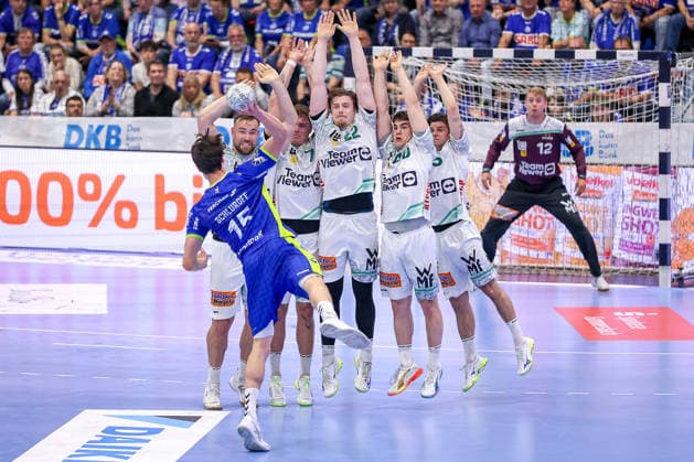 30 04 2026, Handball, 1 HBL, VfL Gummersbach Frisch Auf Göppingen, Season 2025 2026 Men, Schwalbe Arena The Göppingen wall defends the goal during a free throw by Miro Schluroff VfL Gummersbach 15 Ludvig Aström Frisch Auf Göppingen 25 Victor Klove Frisch Auf Göppingen 07 Erik Persson Frisch Auf Göppingen 22 Elias Newel Frisch Auf Göppingen 40 Rutger ten Velde Frisch Auf Göppingen 05 North Rhine-Westphalia Germany
