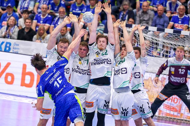 30 04 2026, Handball, 1 HBL, VfL Gummersbach Frisch Auf Göppingen, Season 2025 2026 Men, Schwalbe Arena The Göppingen wall defends the goal during a free throw by Miro Schluroff VfL Gummersbach 15 Ludvig Aström Frisch Auf Göppingen 25 Victor Klove Frisch Auf Göppingen 07 Erik Persson Frisch Auf Göppingen 22 Elias Newel Frisch Auf Göppingen 40 Rutger ten Velde Frisch Auf Göppingen 05 North Rhine-Westphalia Germany