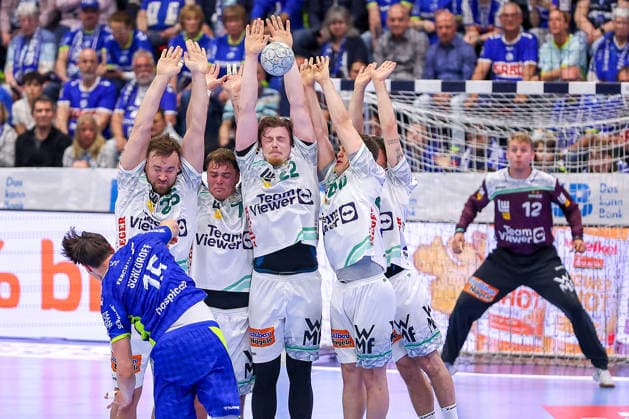 30 04 2026, Handball, 1 HBL, VfL Gummersbach Frisch Auf Göppingen, Season 2025 2026 Men, Schwalbe Arena The Göppingen wall defends the goal during a free throw by Miro Schluroff VfL Gummersbach 15 Ludvig Aström Frisch Auf Göppingen 25 Victor Klove Frisch Auf Göppingen 07 Erik Persson Frisch Auf Göppingen 22 Elias Newel Frisch Auf Göppingen 40 Rutger ten Velde Frisch Auf Göppingen 05 North Rhine-Westphalia Germany