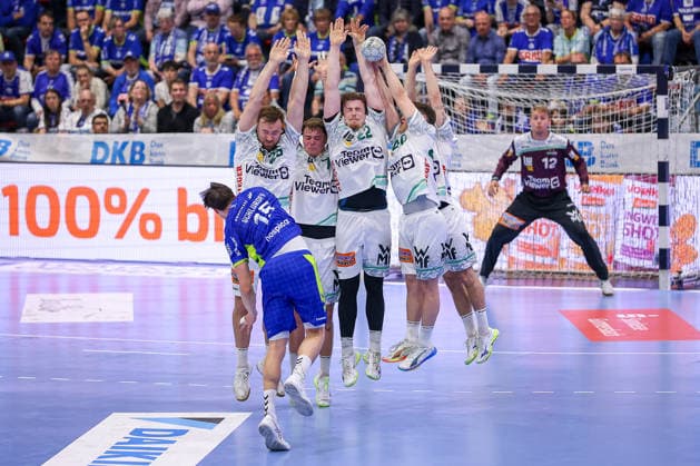 30 04 2026, Handball, 1 HBL, VfL Gummersbach Frisch Auf Göppingen, Season 2025 2026 Men, Schwalbe Arena The Göppingen wall defends the goal during a free throw by Miro Schluroff VfL Gummersbach 15 Ludvig Aström Frisch Auf Göppingen 25 Victor Klove Frisch Auf Göppingen 07 Erik Persson Frisch Auf Göppingen 22 Elias Newel Frisch Auf Göppingen 40 Rutger ten Velde Frisch Auf Göppingen 05 North Rhine-Westphalia Germany