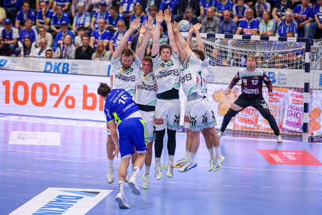 30 04 2026, Handball, 1 HBL, VfL Gummersbach Frisch Auf Göppingen, Season 2025 2026 Men, Schwalbe Arena The Göppingen wall defends the goal during a free throw by Miro Schluroff VfL Gummersbach 15 Ludvig Aström Frisch Auf Göppingen 25 Victor Klove Frisch Auf Göppingen 07 Erik Persson Frisch Auf Göppingen 22 Elias Newel Frisch Auf Göppingen 40 Rutger ten Velde Frisch Auf Göppingen 05 North Rhine-Westphalia Germany