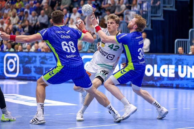 30 04 2026, Handball, 1 HBL, VfL Gummersbach Frisch Auf Göppingen, Season 2025 2026 Men, Schwalbe Arena xg42 throws the ball on goal against Stepan Zeman VfL Gummersbach 66 Tom Kiesler VfL Gummersbach 30 North Rhine-Westphalia Germany