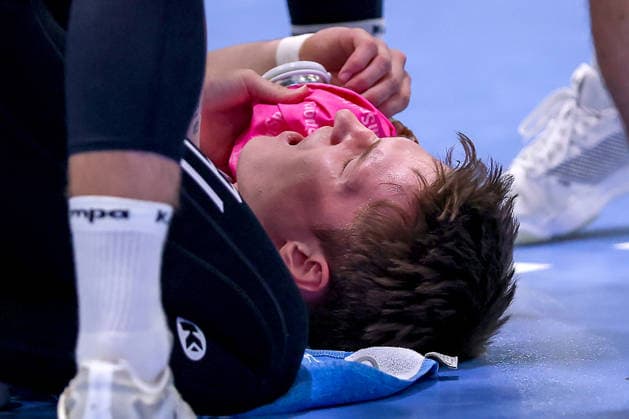 30 04 2026, Handball, 1 HBL, VfL Gummersbach Frisch Auf Göppingen, Season 2025 2026 Men, Schwalbe Arena Oskar Neudeck Frisch Auf Göppingen 02 lies on the pitch in pain after being hit in the face North Rhine-Westphalia Germany