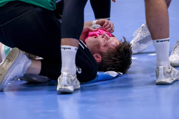 30 04 2026, Handball, 1 HBL, VfL Gummersbach Frisch Auf Göppingen, Season 2025 2026 Men, Schwalbe Arena Oskar Neudeck Frisch Auf Göppingen 02 lies on the pitch in pain after being hit in the face North Rhine-Westphalia Germany