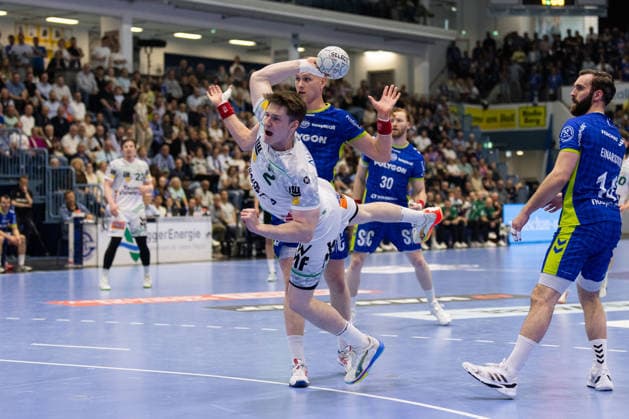 Oskar NEUDECK FRISCH AUF Goeppingen, 02 scores a goal, Action, Goal throw GER, VfL Gummersbach vs FRISCH AUF Goeppingen, Handball, Bundesliga, Matchday 30, Season 2025 2026, 30 04 2026, GER, VfL Gummersbach vs FRISCH AUF Goeppingen, Handball, Bundesliga, Matchday 30, Season 2025 2026, 30 04 2026, Gummersbach Copyright: xEibnerxPressefoto OliverxSchmidtx EP_OST