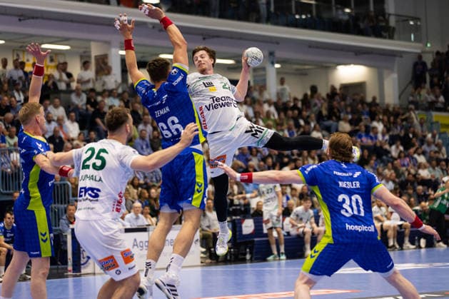 Erik PERSSON FRISCH AUF Goeppingen, 22 scores a goal, Action, Goal throw GER, VfL Gummersbach vs FRISCH AUF Goeppingen, Handball, Bundesliga, Matchday 30, Season 2025 2026, 30 04 2026, GER, VfL Gummersbach vs FRISCH AUF Goeppingen, Handball, Bundesliga, Matchday 30, Season 2025 2026, 30 04 2026, Gummersbach Copyright: xEibnerxPressefoto OliverxSchmidtx EP_OST