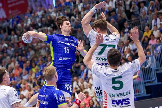 30 04 2026, Handball, 1 HBL, VfL Gummersbach Frisch Auf Göppingen, Season 2025 2026 Men, Schwalbe Arena Miro Schluroff VfL Gummersbach 15 throws the ball on goal against David Schmidt Frisch Auf Göppingen 77 Rutger ten Velde Frisch Auf Göppingen 05 North Rhine-Westphalia Germany