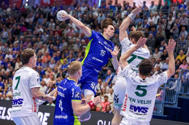 30 04 2026, Handball, 1 HBL, VfL Gummersbach Frisch Auf Göppingen, Season 2025 2026 Men, Schwalbe Arena Miro Schluroff VfL Gummersbach 15 throws the ball on goal against David Schmidt Frisch Auf Göppingen 77 Rutger ten Velde Frisch Auf Göppingen 05 North Rhine-Westphalia Germany