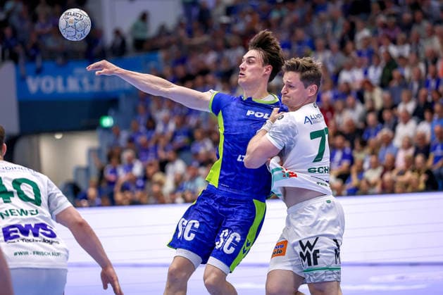 30 04 2026, Handball, 1 HBL, VfL Gummersbach Frisch Auf Göppingen, Season 2025 2026 Men, Schwalbe Arena Miro Schluroff VfL Gummersbach 15 is moored by David Schmidt Frisch Auf Göppingen 77 North Rhine-Westphalia Germany