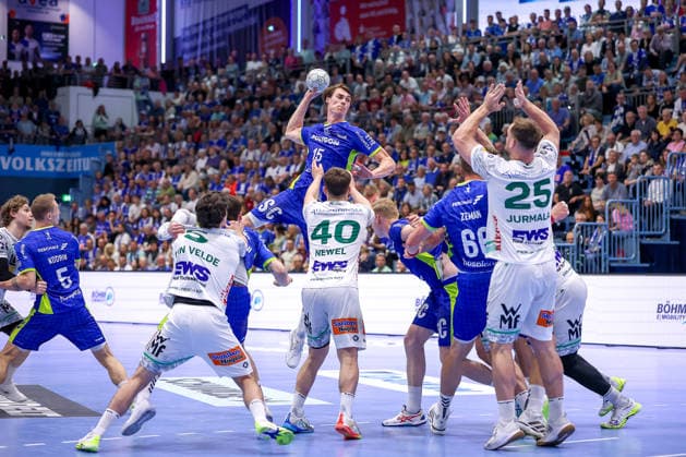 30 04 2026, Handball, 1 HBL, VfL Gummersbach Frisch Auf Göppingen, Season 2025 2026 Men, Schwalbe Arena Miro Schluroff VfL Gummersbach 15 throws the ball on goal against Ludvig Aström Frisch Auf Göppingen 25 Elias Newel Frisch Auf Göppingen 40 North Rhine-Westphalia Germany