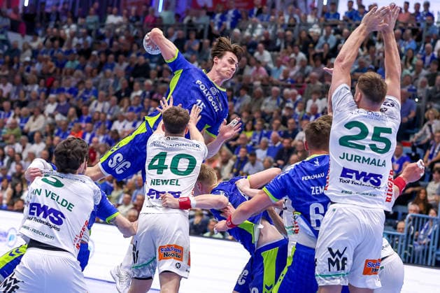 30 04 2026, Handball, 1 HBL, VfL Gummersbach Frisch Auf Göppingen, Season 2025 2026 Men, Schwalbe Arena Miro Schluroff VfL Gummersbach 15 throws the ball on goal against Ludvig Aström Frisch Auf Göppingen 25 Elias Newel Frisch Auf Göppingen 40 North Rhine-Westphalia Germany