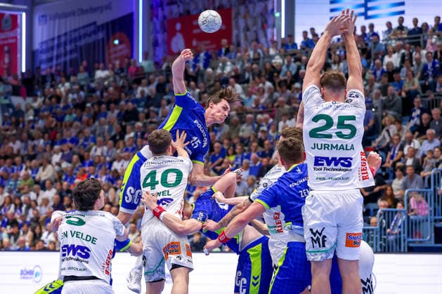 30 04 2026, Handball, 1 HBL, VfL Gummersbach Frisch Auf Göppingen, Season 2025 2026 Men, Schwalbe Arena Miro Schluroff VfL Gummersbach 15 throws the ball on goal against Ludvig Aström Frisch Auf Göppingen 25 Elias Newel Frisch Auf Göppingen 40 North Rhine-Westphalia Germany