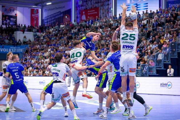 30 04 2026, Handball, 1 HBL, VfL Gummersbach Frisch Auf Göppingen, Season 2025 2026 Men, Schwalbe Arena Miro Schluroff VfL Gummersbach 15 throws the ball on goal against Ludvig Aström Frisch Auf Göppingen 25 Elias Newel Frisch Auf Göppingen 40 North Rhine-Westphalia Germany