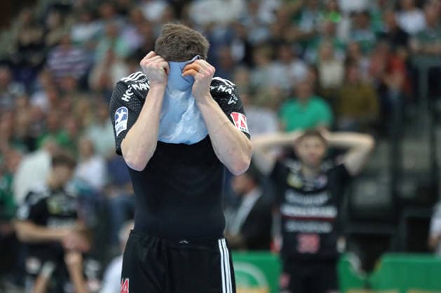 Handball DAIKIN HBL, SC DHfK Leipzig HC Erlangen 30 04 2026 Christoph Steinert 44, HC Erlangen hides his face behind his jersey Disappointment, defeat Handball, DAIKIN HBL, 1 Bundesliga, Season 2025 2026, Matchday 30 SC DHfK Leipzig vs HC Erlangen on 30 04 2026 at Quarterback Immobilien Arena Leipzig Copyright: xBEAUTIFULxSPORTS JanxKaeferx