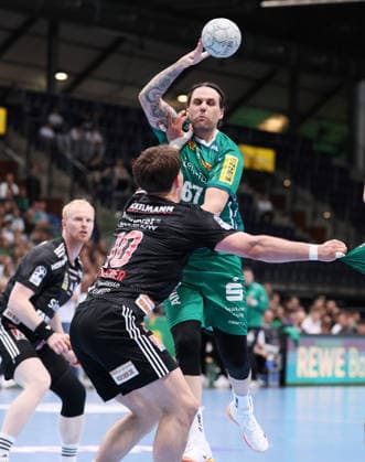 Leipzig, 30 04 2026, Arena Leipzig, Handball, Bundesliga, 30 Spieltag , SC DHfK Leipzig vs HC Erlangen , In the picture from the front Florian Scheerer 10, Erlangen , Dean Bombac 67, DHfK , For editorial use only Only editorial use , DHB HBL regulations prohibit any use of photographs as image sequences and or quasi video ,