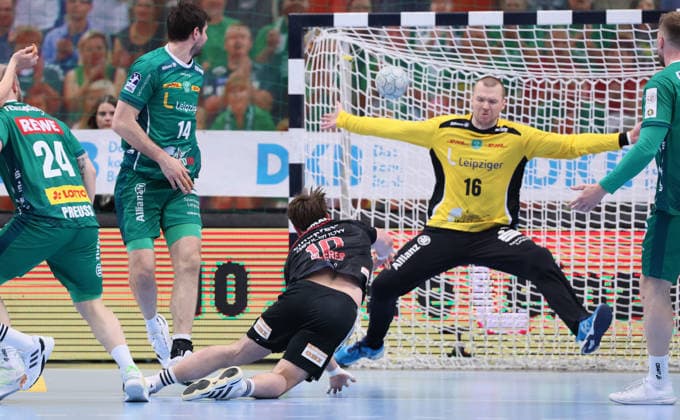 Leipzig, 30 04 2026, Arena Leipzig, Handball, Bundesliga, Matchday 30 , SC DHfK Leipzig vs HC Erlangen , Pictured from left Florian Scheerer 10, Erlangen , Goalkeeper Tomas Mrkva 16, Leipzig , For editorial use only Only editorial use , DHB HBL regulations prohibit any use of photographs as image sequences and or quasi video ,
