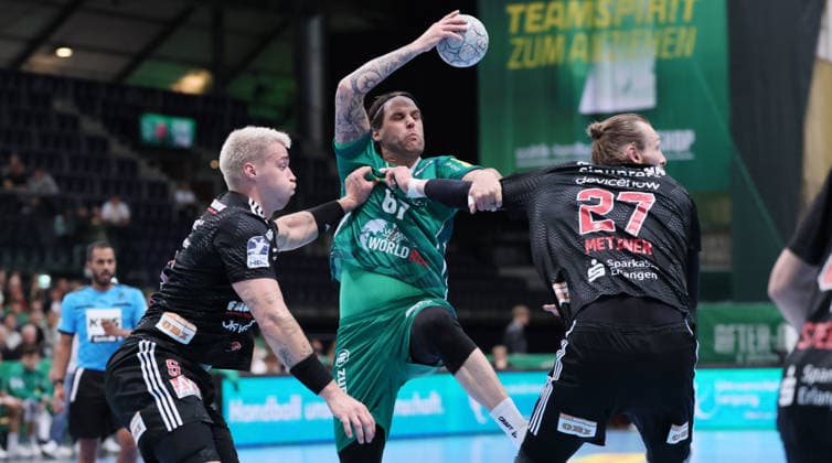 Leipzig, 30 04 2026, Arena Leipzig, Handball, Bundesliga, Matchday 30 , SC DHfK Leipzig vs HC Erlangen , Pictured from left Marek Nissen 6, Erlangen , Dean Bombac 67, DHfK , Antonio Metzner 27, Erlangen , For editorial use only , DHB HBL regulations prohibit any use of photographs as image sequences and or quasi video ,