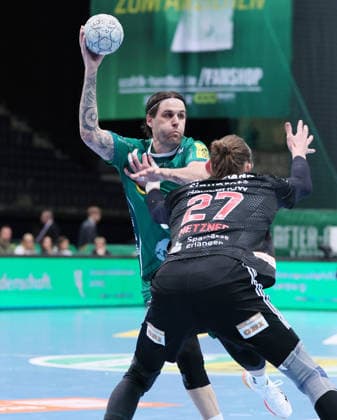 Leipzig, 30 04 2026, Arena Leipzig, Handball, Bundesliga, 30 Spieltag , SC DHfK Leipzig vs HC Erlangen , In the picture from the front Antonio Metzner 27, Erlangen , Dean Bombac 67, DHfK , For editorial use only Only editorial use , DHB HBL regulations prohibit any use of photographs as image sequences and or quasi video ,