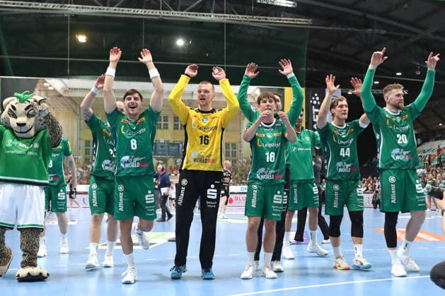 Handball DAIKIN HBL, SC DHfK Leipzig HC Erlangen 30 04 2026 The SC DHfK Leipzig team celebrates its victory in front of the fan block cheering, joy handball, DAIKIN HBL, 1 Bundesliga, Season 2025 2026, Matchday 30 SC DHfK Leipzig vs HC Erlangen on 30 04 2026 at Quarterback Immobilien Arena Leipzig Copyright: xBEAUTIFULxSPORTS JanxKaeferx