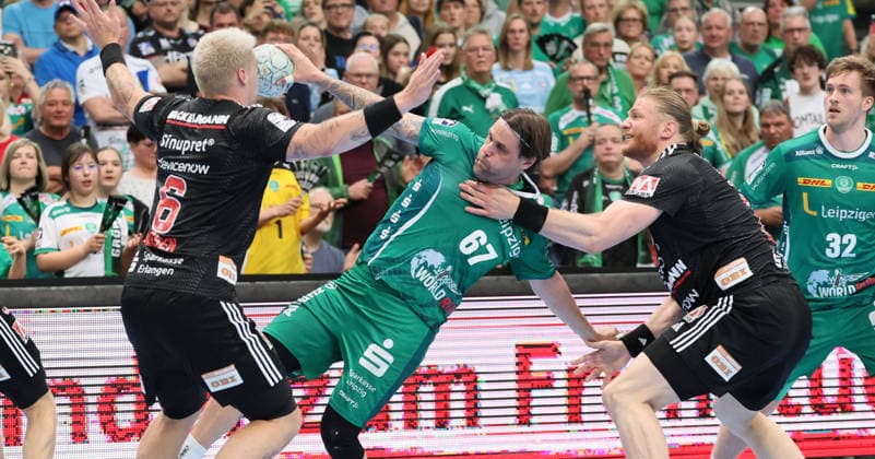 Leipzig, 30 04 2026, Arena Leipzig, Handball, Bundesliga, Matchday 30, SC DHfK Leipzig vs HC Erlangen , Pictured from left Marek Nissen 6, Erlangen , Dean Bombac 67, DHfK , Maciej Gebala 77, Erlangen , For editorial use only Only editorial use , DHB HBL regulations prohibit any use of photographs as image sequences and or quasi video ,