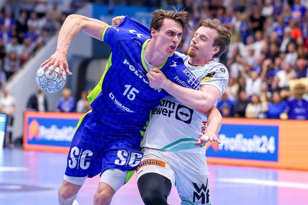 30 04 2026, Handball, 1 HBL, VfL Gummersbach Frisch Auf Göppingen, Season 2025 2026 Men, Schwalbe Arena Miro Schluroff VfL Gummersbach 15 in duel against Erik Persson Frisch Auf Göppingen 22 North Rhine-Westphalia Germany