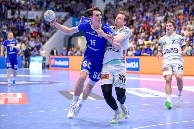 30 04 2026, Handball, 1 HBL, VfL Gummersbach Frisch Auf Göppingen, Season 2025 2026 Men, Schwalbe Arena Miro Schluroff VfL Gummersbach 15 in duel against Erik Persson Frisch Auf Göppingen 22 North Rhine-Westphalia Germany