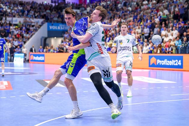 30 04 2026, Handball, 1 HBL, VfL Gummersbach Frisch Auf Göppingen, Season 2025 2026 Men, Schwalbe Arena Miro Schluroff VfL Gummersbach 15 in duel against Erik Persson Frisch Auf Göppingen 22 North Rhine-Westphalia Germany