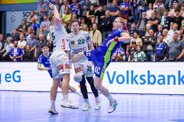 30 04 2026, Handball, 1 HBL, VfL Gummersbach Frisch Auf Göppingen, Season 2025 2026 Men, Schwalbe Arena Ludvig Aström Frisch Auf Göppingen 25 in duel against Tilen Kodrin VfL Gummersbach 05 North Rhine-Westphalia Germany