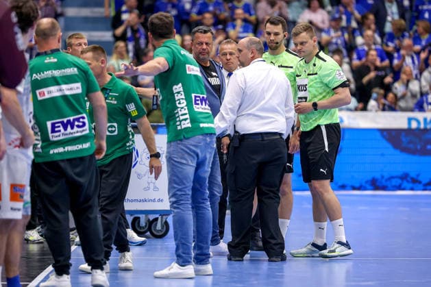 30 04 2026, Handball, 1 HBL, VfL Gummersbach Frisch Auf Göppingen, Season 2025 2026 Men, Schwalbe Arena The referees check the last match scene of the 29 29 draw North Rhine-Westphalia Germany
