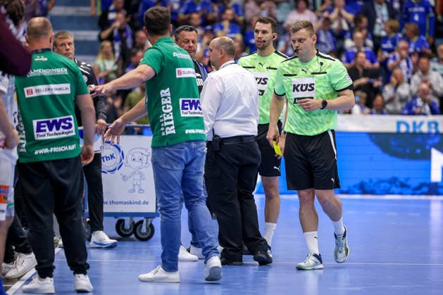 30 04 2026, Handball, 1 HBL, VfL Gummersbach Frisch Auf Göppingen, Season 2025 2026 Men, Schwalbe Arena The referees check the last match scene of the 29 29 draw North Rhine-Westphalia Germany