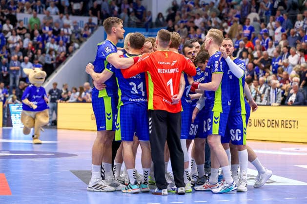 30 04 2026, Handball, 1 HBL, VfL Gummersbach Frisch Auf Göppingen, Season 2025 2026 Men, Schwalbe Arena Closing cheer team circle after the 29 29 draw North Rhine-Westphalia Germany