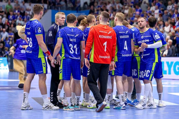 30 04 2026, Handball, 1 HBL, VfL Gummersbach Frisch Auf Göppingen, Season 2025 2026 Men, Schwalbe Arena Closing cheer team circle after the 29 29 draw North Rhine-Westphalia Germany