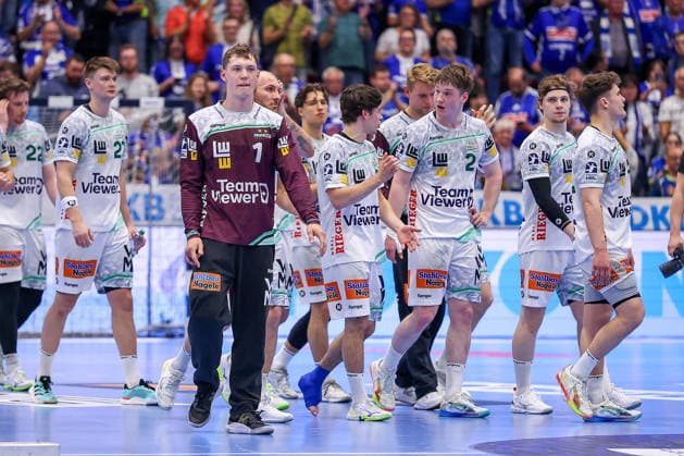 30 04 2026, Handball, 1 HBL, VfL Gummersbach Frisch Auf Göppingen, Season 2025 2026 Men, Schwalbe Arena Disappointed faces after the 29 29 draw Oskar Sunnefeldt Frisch Auf Göppingen 27 Julian Buchele Frisch Auf Göppingen 01 Rutger ten Velde Frisch Auf Göppingen 05 injured with bandage on foot Oskar Neudeck Frisch Auf Göppingen 02 disappointed Disappointment North Rhine-Westphalia Germany