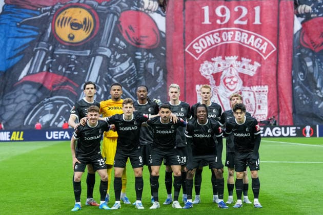 Team photo, in the background choreography of the fans, Ultras, banners, flags, scarf, grandstand, choreography, Portugal, football, UEFA Europa League, semi-final, first leg, 2025 2026, SC Braga vs SC Freiburg, 30 04 2026, Estadio Municipal de Braga, Braga, Braga Estadio Municipal de Braga Cavado Portugal Copyright: xArnexAmbergx