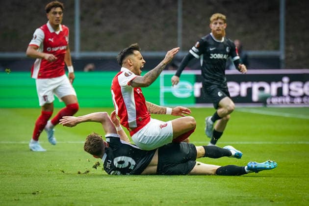 Portugal Soccer Europa League 2025 2026, Semifinal Sporting Braga vs SC Freiburg Estadio Municipal de Braga POR Philipp Treu SC Freiburg, 29 with Rodrigo Zalazar SC Braga, 10 in duel Copyright: xJOERANxSTEINSIEKx