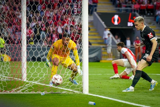 Portugal Football Europa League 2025 2026, semi-final Sporting Braga vs SC Freiburg Estadio Municipal de Braga POR Demir Tiknaz SC Braga, 34 scores to make it 1-0 Noah Atubolu SC Freiburg, 01 and Matthias Ginter SC Freiburg, 28 can only look after the ball Copyright: xJOERANxSTEINSIEKx