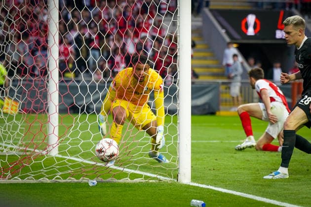 Portugal Football Europa League 2025 2026, semi-final Sporting Braga vs SC Freiburg Estadio Municipal de Braga POR Demir Tiknaz SC Braga, 34 scores to make it 1-0 Noah Atubolu SC Freiburg, 01 and Matthias Ginter SC Freiburg, 28 can only look after the ball Copyright: xJOERANxSTEINSIEKx