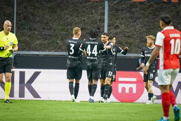 Portugal Football Europa League 2025 2026, semi-final Sporting Braga vs SC Freiburg Estadio Municipal de Braga POR Goal and goal celebration for the 1-1 equalizer by Vincenzo Grifo SC Freiburg, 32 Joy, emotions, jubilation Copyright: xJOERANxSTEINSIEKx
