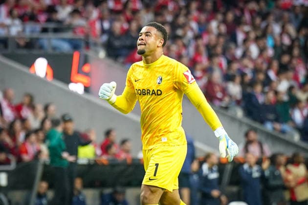 Portugal Football Europa League 2025 2026, semi-final Sporting Braga vs SC Freiburg Estadio Municipal de Braga POR Goal and celebration for the 1-1 equalizer by Vincenzo Grifo SC Freiburg, 32 Joy, emotions, jubilation for Noah Atubolu SC Freiburg, 01 Copyright: xJOERANxSTEINSIEKx
